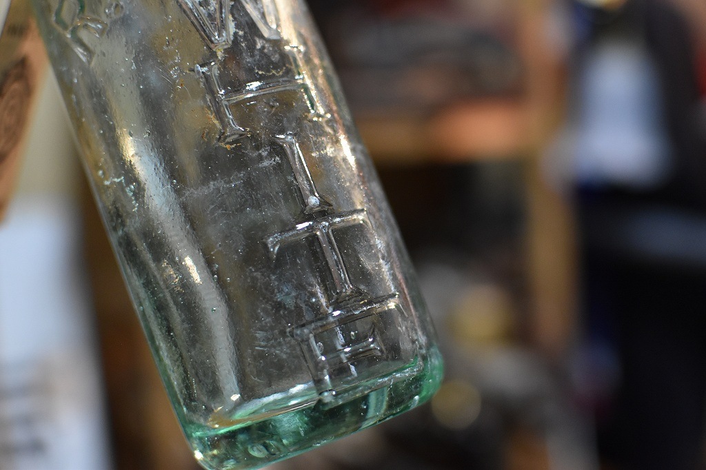 106765 ヴィンテージ　ボトル　瓶　イギリス ガラス