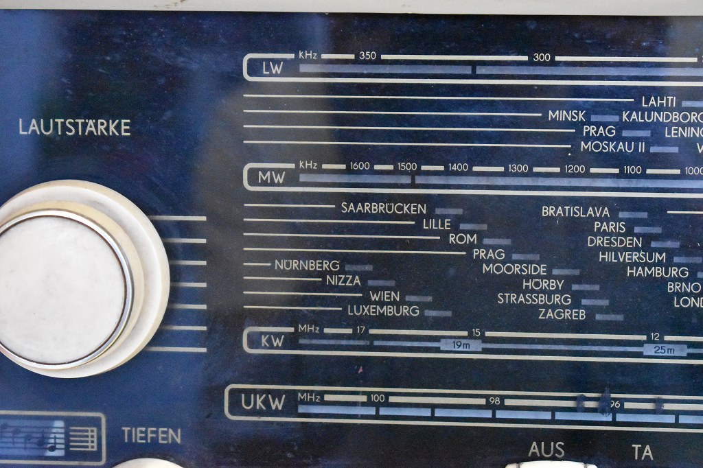 002209 ヴィンテージ「R・F・T　AM/FM-Super Dominante W102」　ラジオ　ドイツ製 MADE IN GERMANY