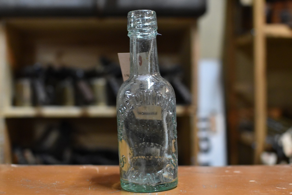 106787 ヴィンテージ　ボトル　瓶　イギリス ガラス