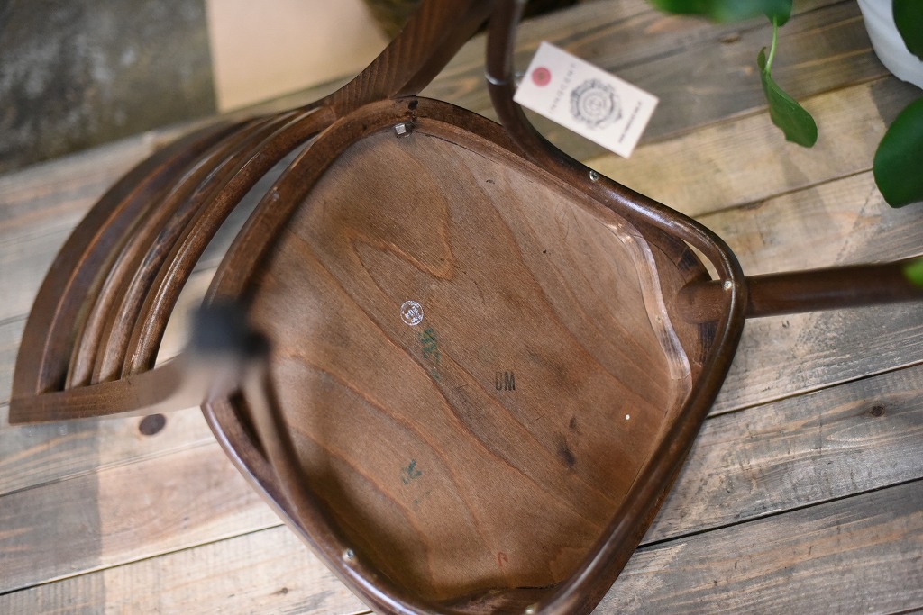 104852 USED TON CHAIR 中古 座面にヒビ割れ浮きあり