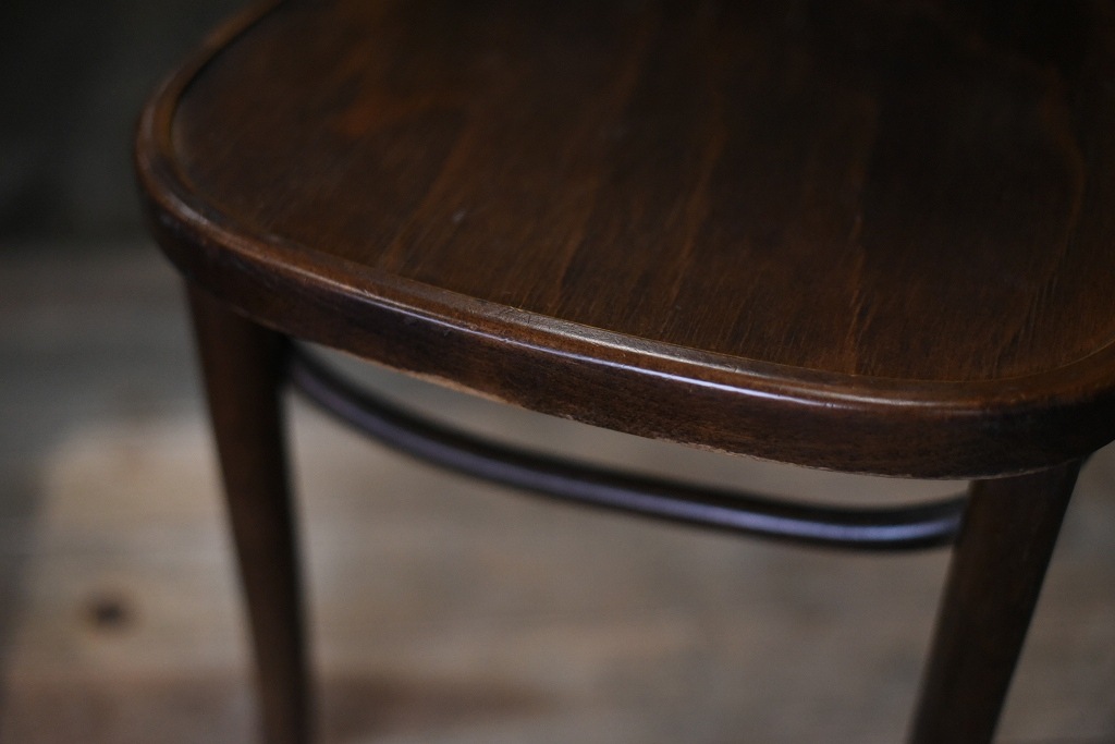 104852 USED TON CHAIR 中古 座面にヒビ割れ浮きあり