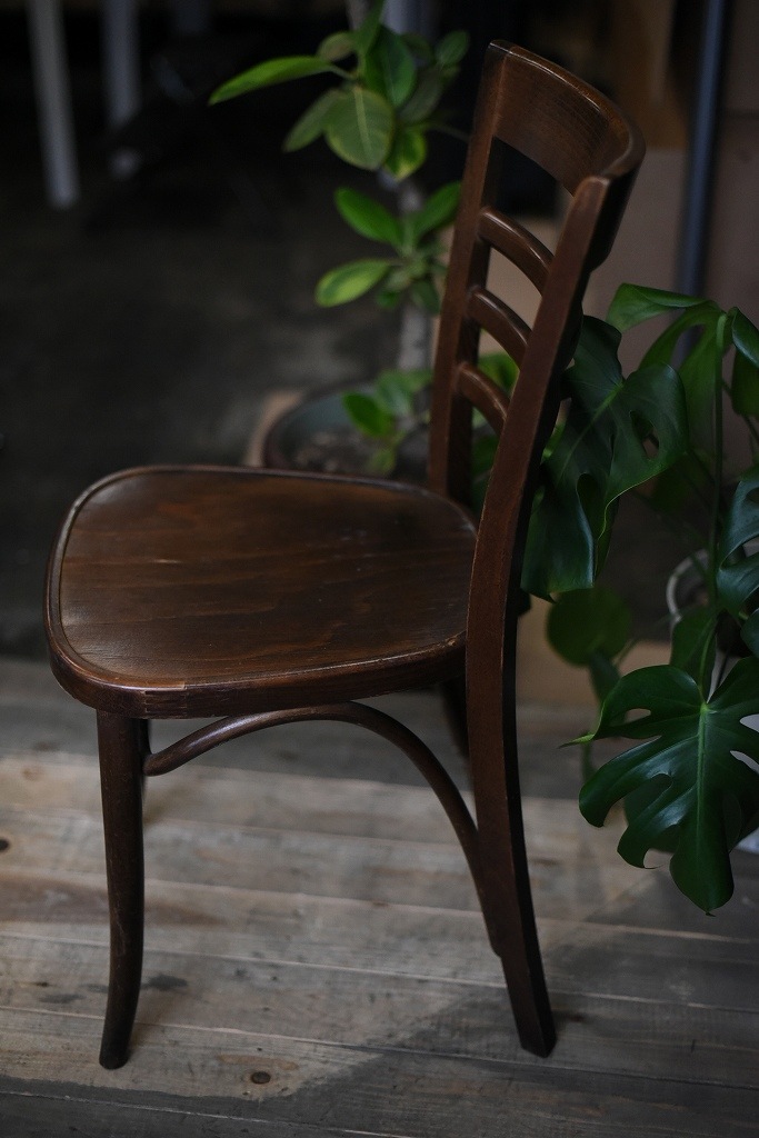 104852 USED TON CHAIR 中古 座面にヒビ割れ浮きあり