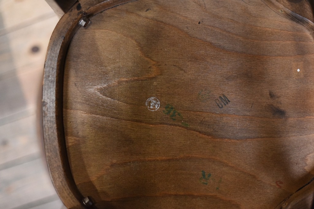 104852 USED TON CHAIR 中古 座面にヒビ割れ浮きあり