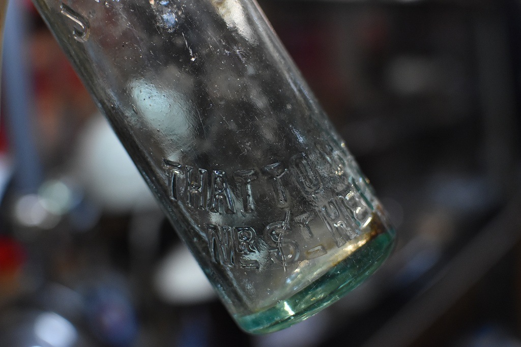 106776 ヴィンテージ　ボトル　瓶　イギリス ガラス