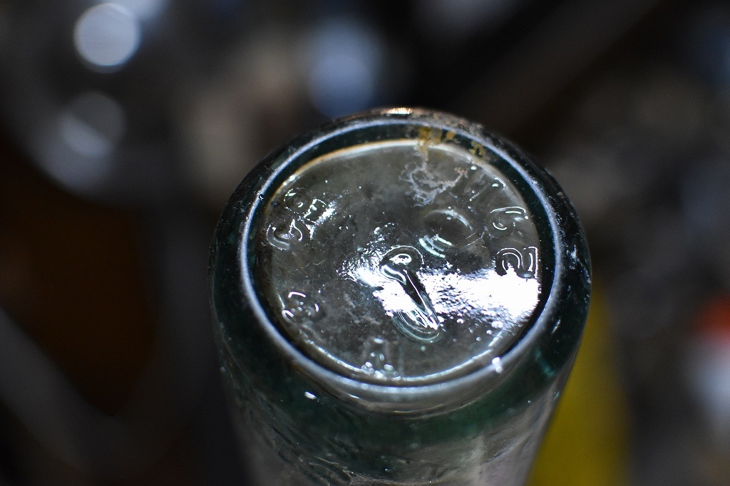 106776 ヴィンテージ　ボトル　瓶　イギリス ガラス