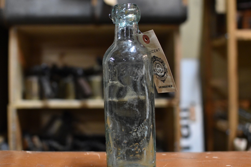 106776 ヴィンテージ　ボトル　瓶　イギリス ガラス