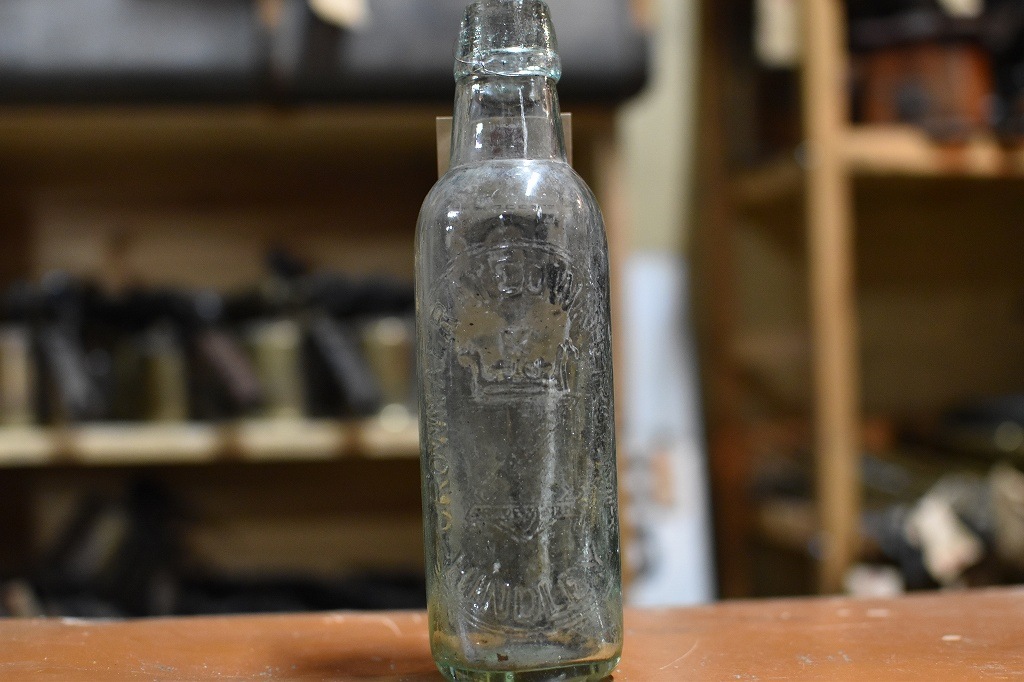 106777 ヴィンテージ　ボトル　瓶　イギリス ガラス