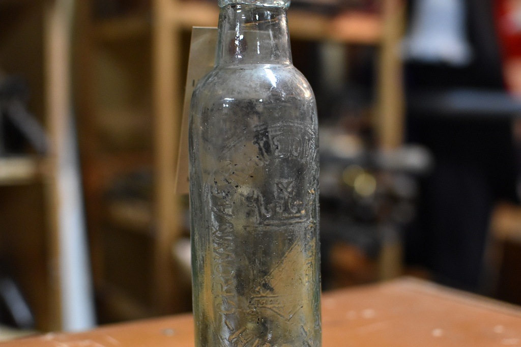 106777 ヴィンテージ　ボトル　瓶　イギリス ガラス