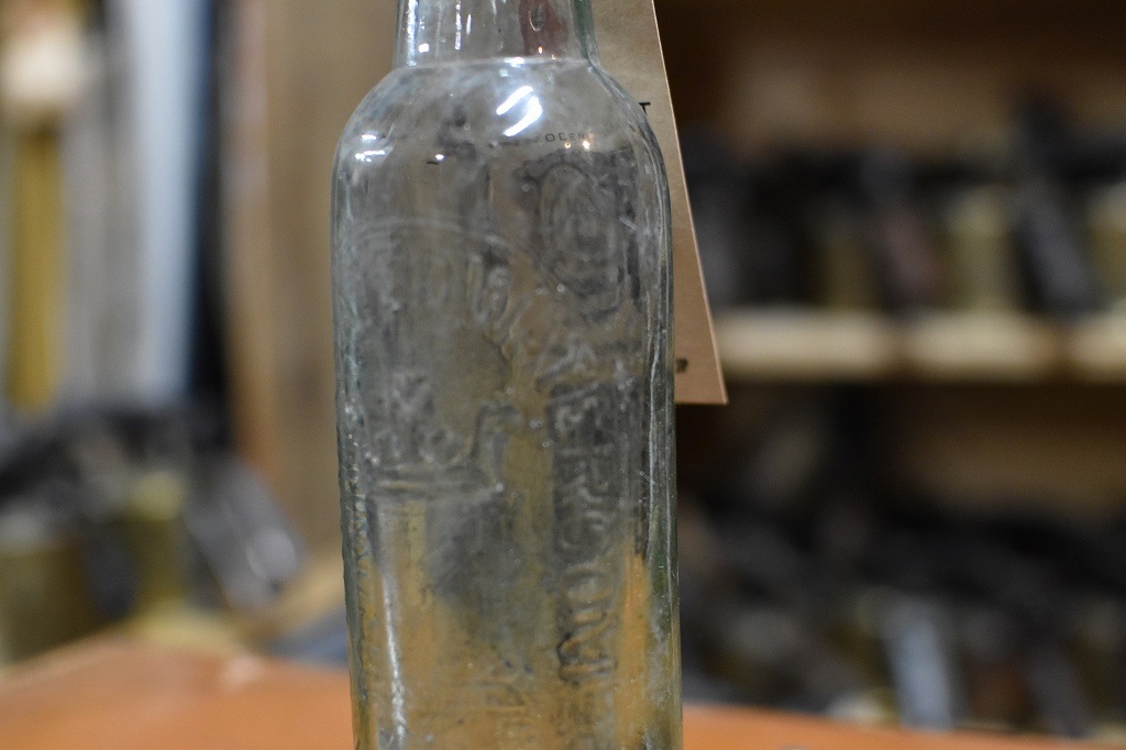 106777 ヴィンテージ　ボトル　瓶　イギリス ガラス