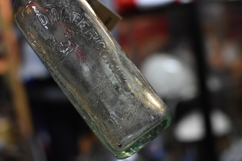 106777 ヴィンテージ　ボトル　瓶　イギリス ガラス