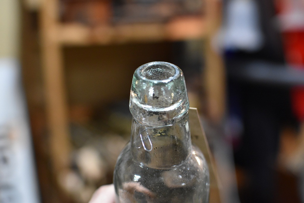 106777 ヴィンテージ　ボトル　瓶　イギリス ガラス