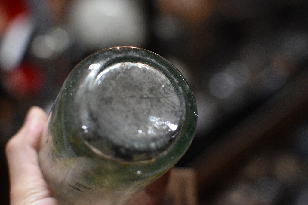 106777 ヴィンテージ　ボトル　瓶　イギリス ガラス