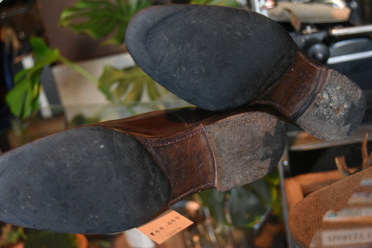 102576 英国 レザーシューズ　 ブランド「チャーチ　Church’s」　