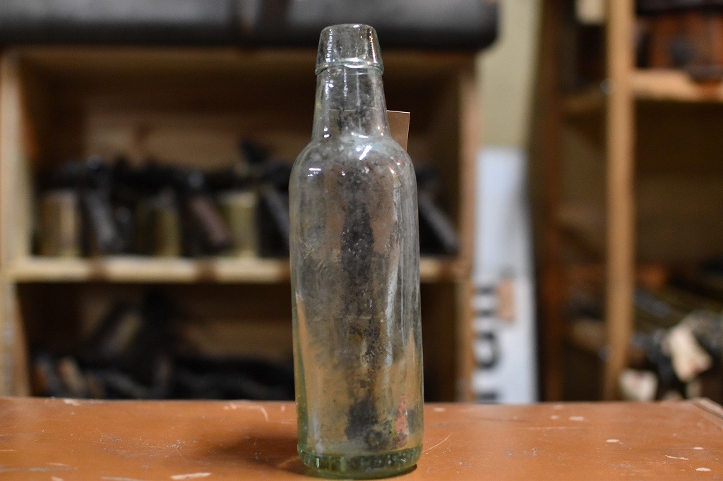 106779 ヴィンテージ　ボトル　瓶　イギリス ガラス