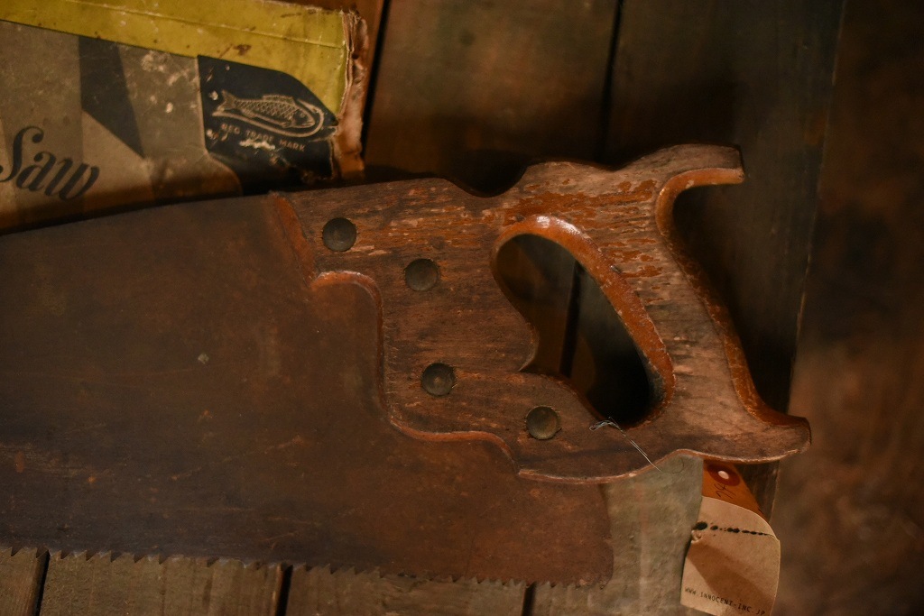 英国アンティーク ビンテージ 西洋のこぎり 廻し鋸 ノコギリ 木製ハンドル 大工道具 工具 古道具 インダストリアル ノコギリ handsaw ハンドソー ウッドハンドル シャビー ロストアンド