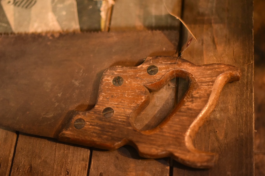 英国アンティーク ビンテージ 西洋のこぎり 廻し鋸 ノコギリ 木製ハンドル 大工道具 工具 古道具 インダストリアル ノコギリ handsaw ハンドソー ウッドハンドル シャビー ロストアンド