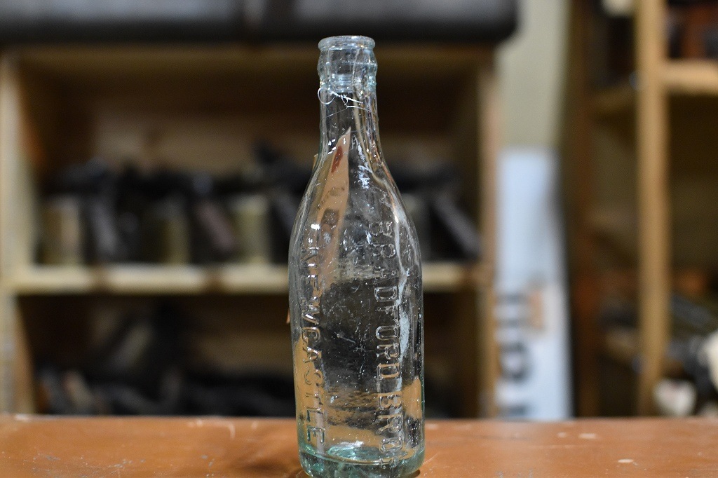106773 ヴィンテージ　ボトル　瓶　イギリス ガラス