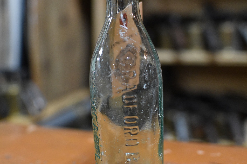 106773 ヴィンテージ　ボトル　瓶　イギリス ガラス