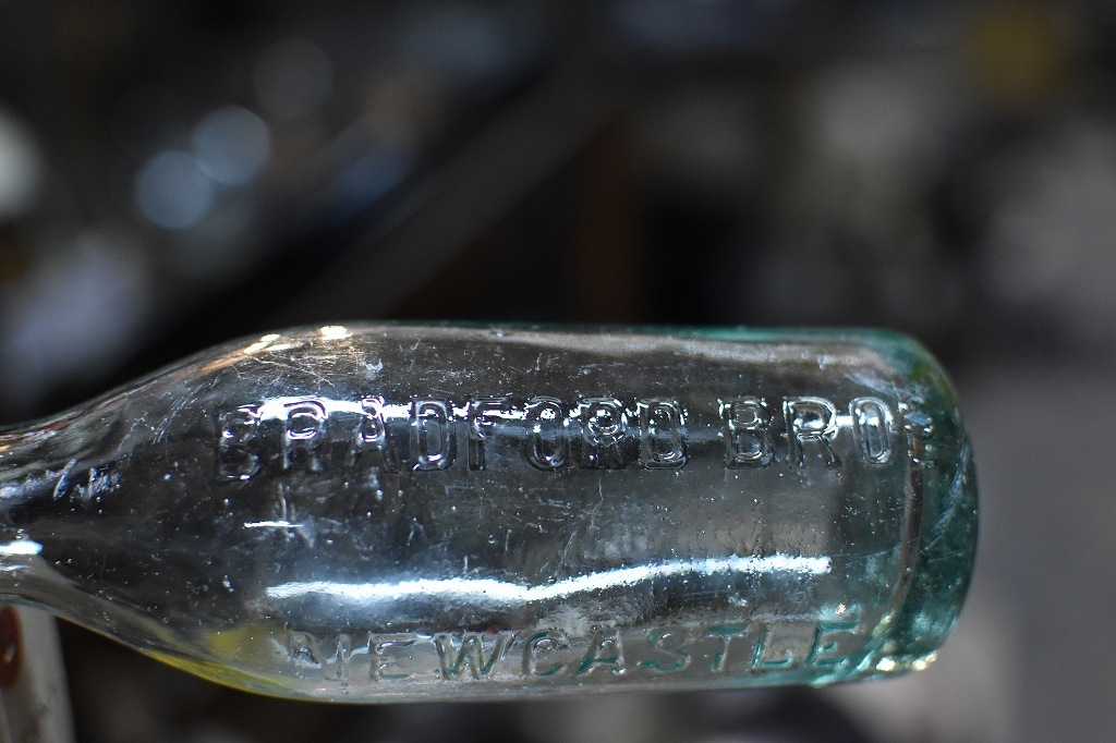 106773 ヴィンテージ　ボトル　瓶　イギリス ガラス