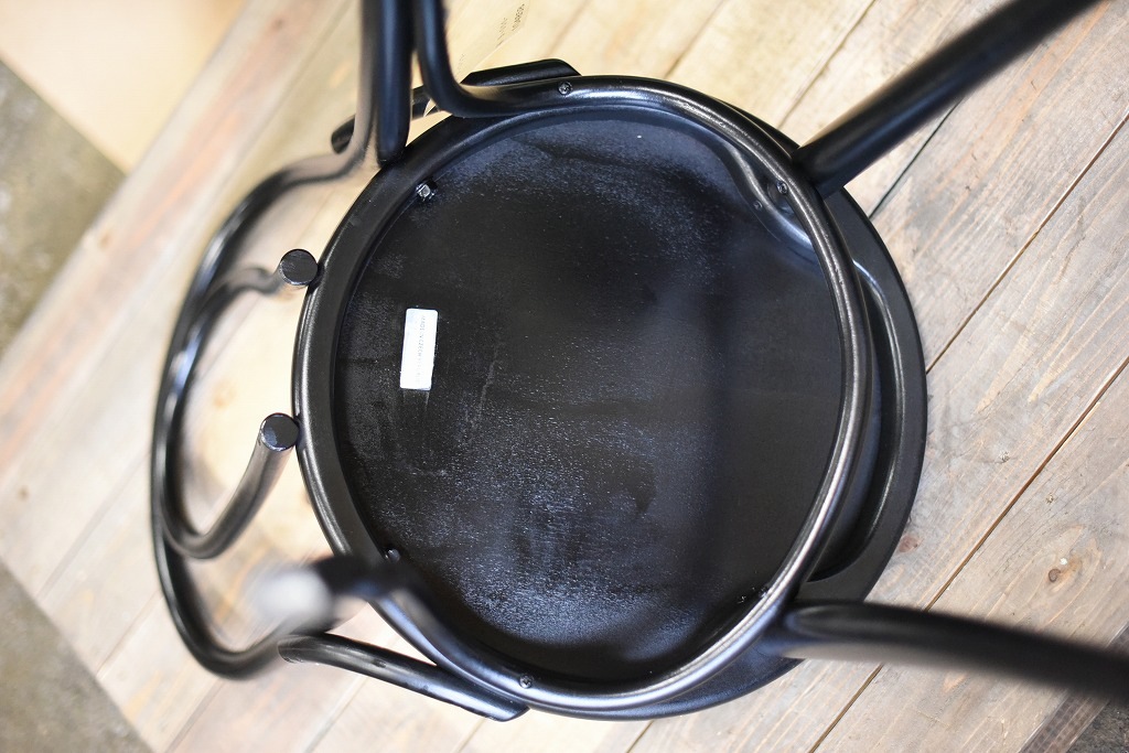 104858 No.18 311018 B123 ブラック　USED TON CHAIR　中古