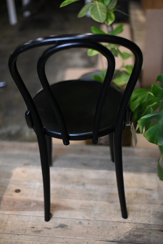 104858 No.18 311018 B123 ブラック　USED TON CHAIR　中古