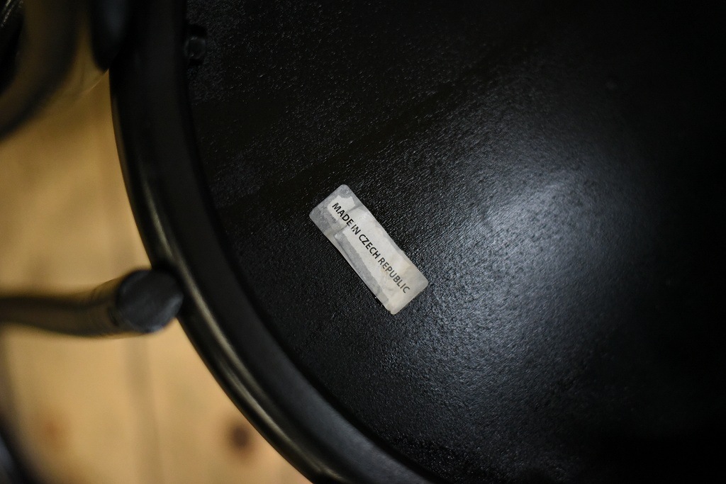 104858 No.18 311018 B123 ブラック　USED TON CHAIR　中古