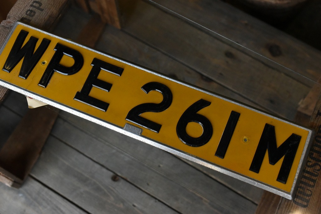 103845 UK ヴィンテージ　英国 ナンバープレート アルミ製