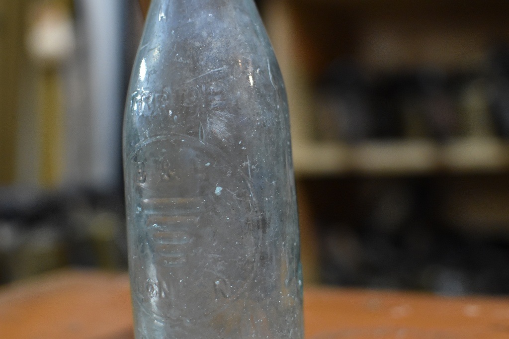 106786 ヴィンテージ　ボトル　瓶　イギリス ガラス