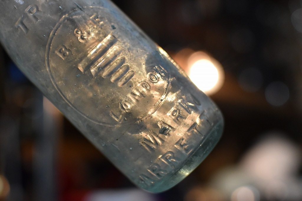 106786 ヴィンテージ　ボトル　瓶　イギリス ガラス