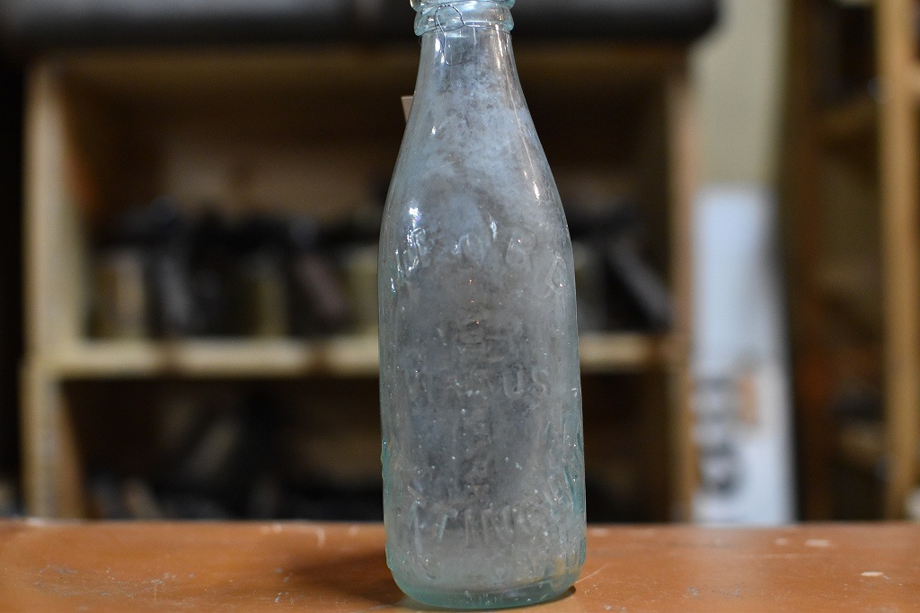 106786 ヴィンテージ　ボトル　瓶　イギリス ガラス