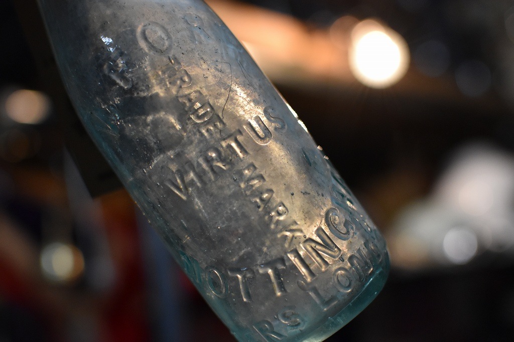 106786 ヴィンテージ　ボトル　瓶　イギリス ガラス