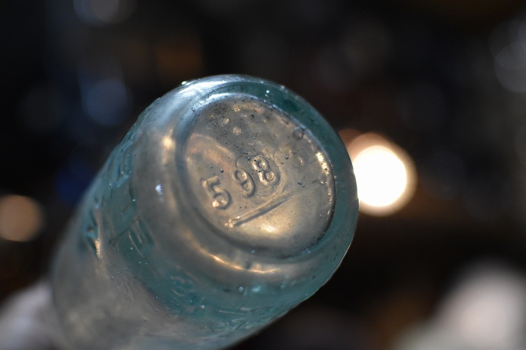 106786 ヴィンテージ　ボトル　瓶　イギリス ガラス