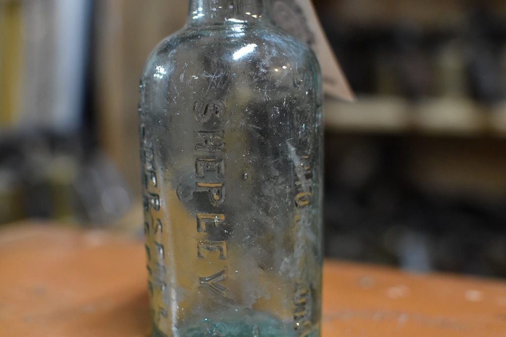 106839 ヴィンテージ　ボトル　瓶　イギリス ガラス