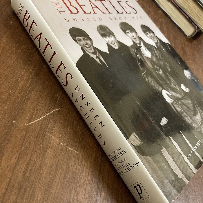 B4118　「THE BEATLES UNSEEN ARCHIVES」英国音楽書籍