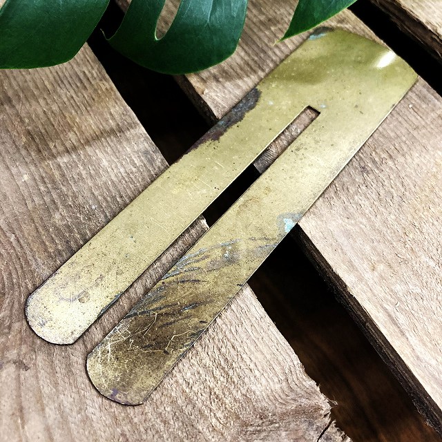 105713 ヴィンテージ　メダルボタンポリッシュプレート真鍮製　　ブロードアロー刻印　　ブラス　英国