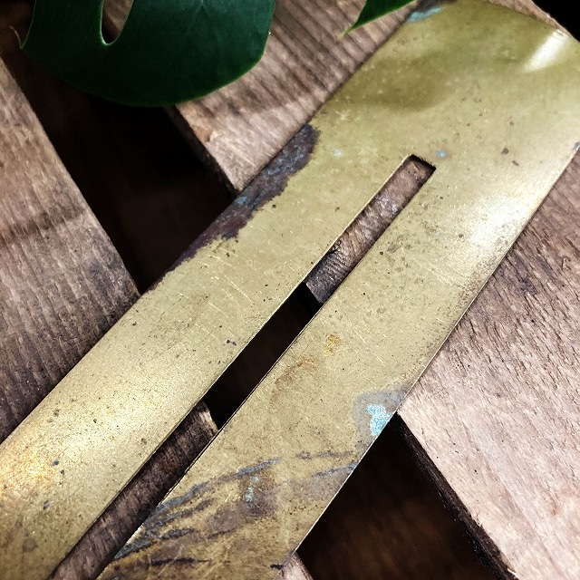 105713 ヴィンテージ　メダルボタンポリッシュプレート真鍮製　　ブロードアロー刻印　　ブラス　英国