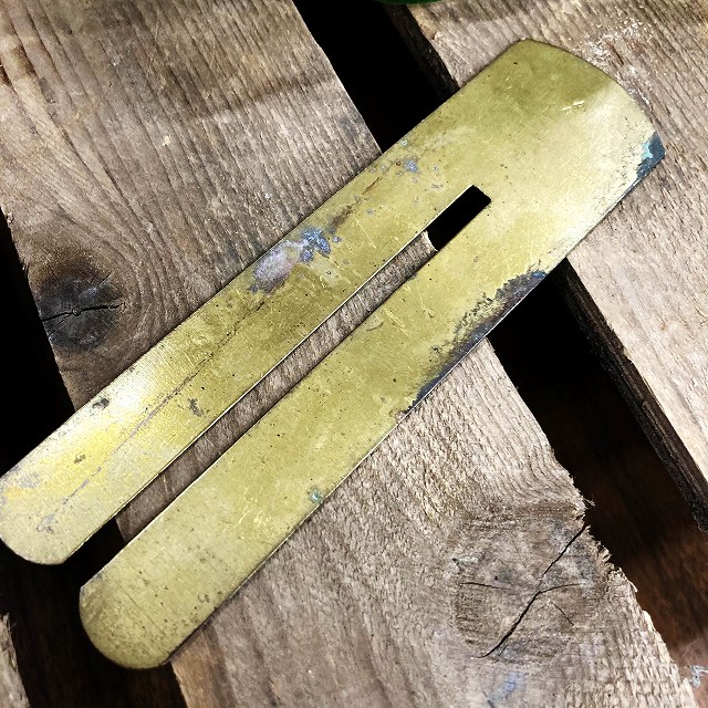 105713 ヴィンテージ　メダルボタンポリッシュプレート真鍮製　　ブロードアロー刻印　　ブラス　英国