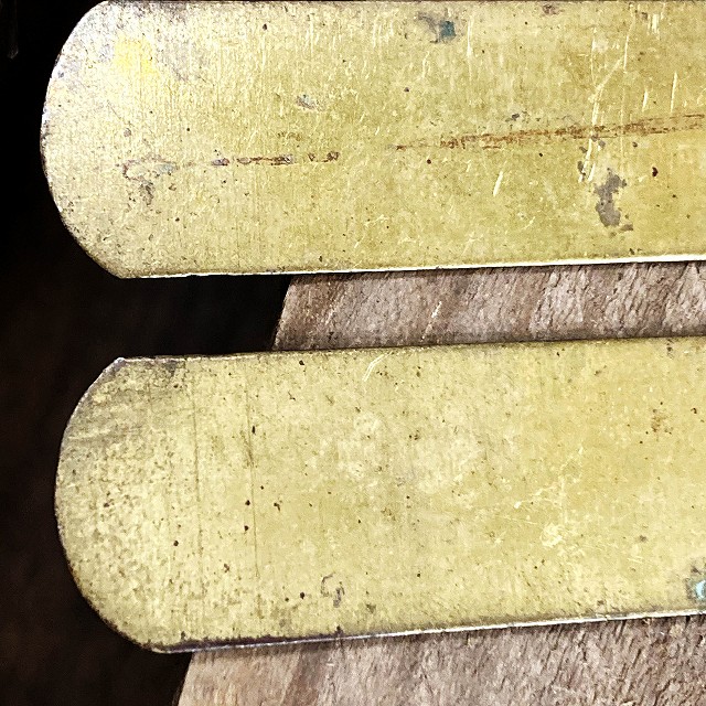 105713 ヴィンテージ　メダルボタンポリッシュプレート真鍮製　　ブロードアロー刻印　　ブラス　英国