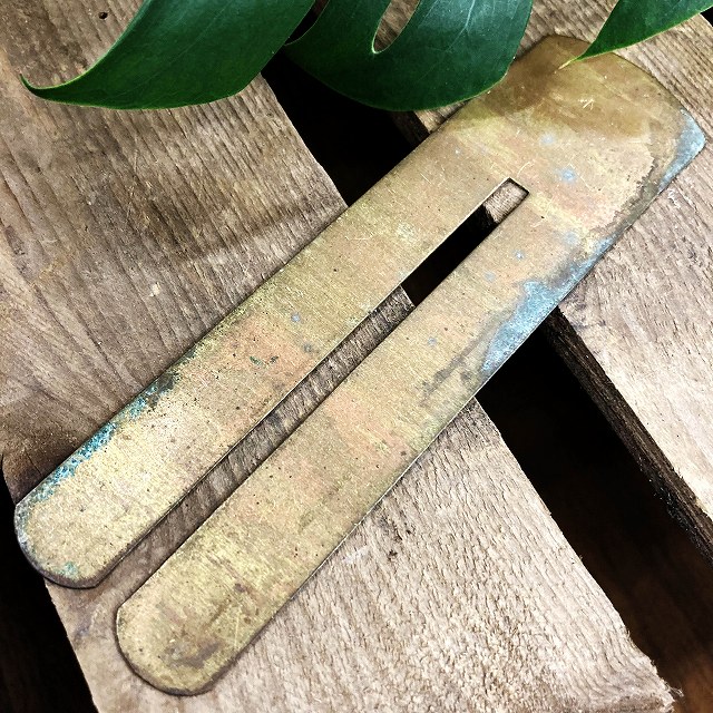 105696 ヴィンテージ　メダルボタンポリッシュプレート真鍮製　　ブロードアロー刻印　　ブラス　英国