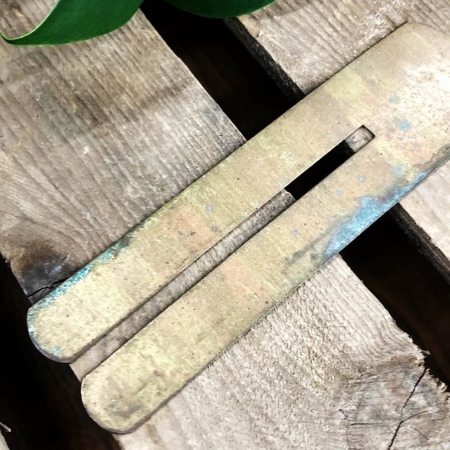 105696 ヴィンテージ　メダルボタンポリッシュプレート真鍮製　　ブロードアロー刻印　　ブラス　英国