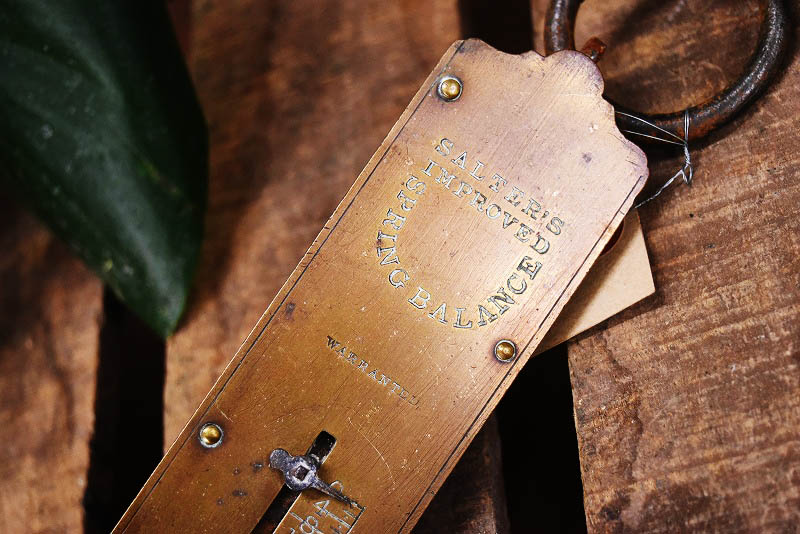 105329 ヴィンテージ　「SALTER SPRING BALANCE」　バネ秤　計量器　吊り下げ式秤　スケール　真鍮製　ブラス　英国 MADE IN ENGLAND