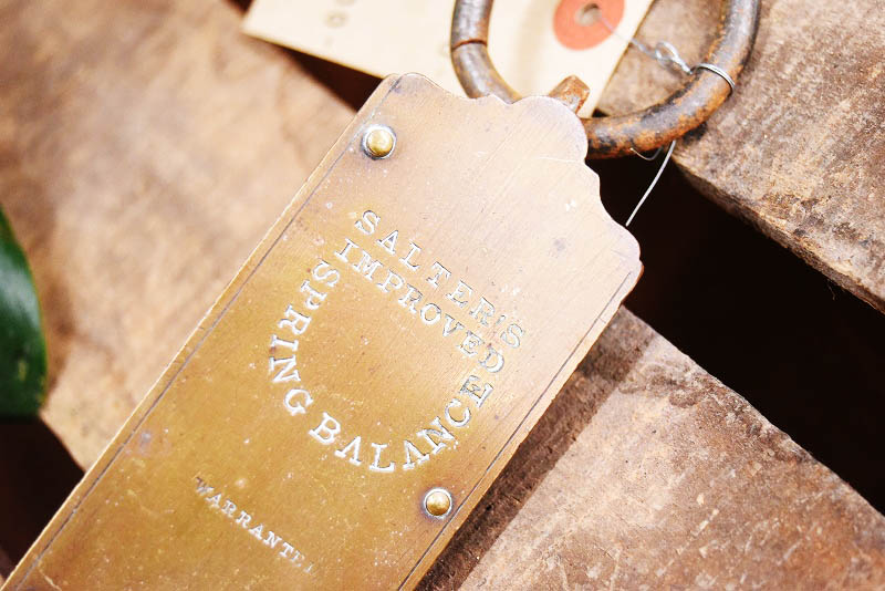 105329 ヴィンテージ　「SALTER SPRING BALANCE」　バネ秤　計量器　吊り下げ式秤　スケール　真鍮製　ブラス　英国 MADE IN ENGLAND