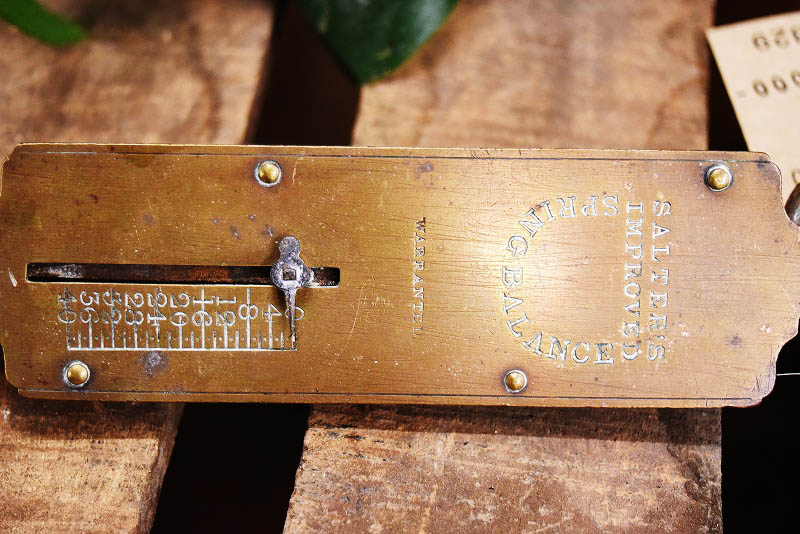 105329 ヴィンテージ　「SALTER SPRING BALANCE」　バネ秤　計量器　吊り下げ式秤　スケール　真鍮製　ブラス　英国 MADE IN ENGLAND