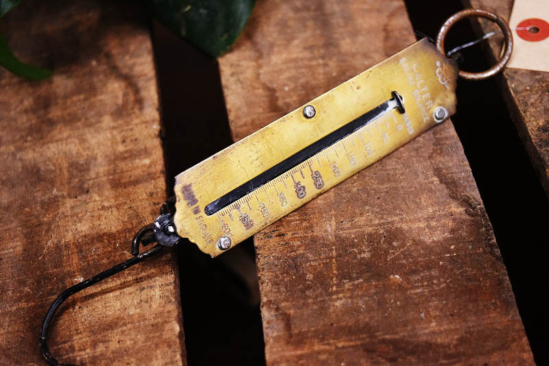 105328 ヴィンテージ　「SALTER SPRING BALANCE」　バネ秤　計量器　吊り下げ式秤　スケール　真鍮製　ブラス　英国 MADE IN ENGLAND