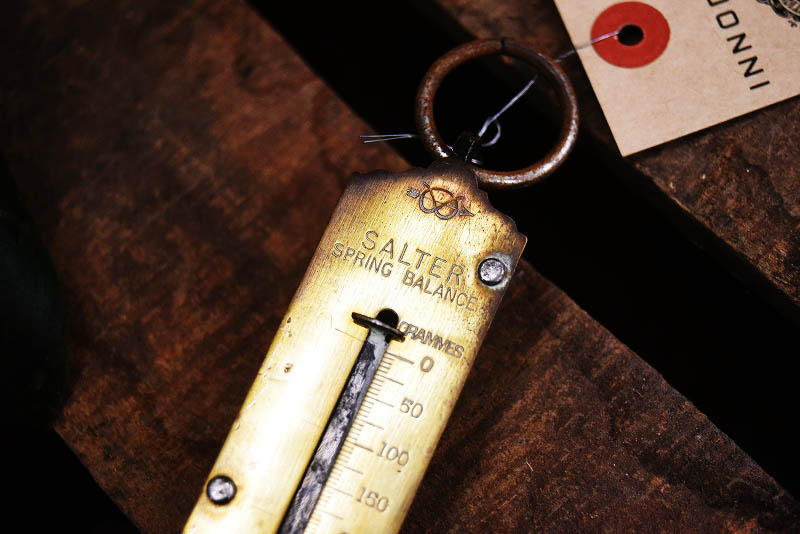 105328 ヴィンテージ　「SALTER SPRING BALANCE」　バネ秤　計量器　吊り下げ式秤　スケール　真鍮製　ブラス　英国 MADE IN ENGLAND