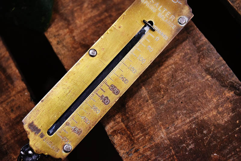 105328 ヴィンテージ　「SALTER SPRING BALANCE」　バネ秤　計量器　吊り下げ式秤　スケール　真鍮製　ブラス　英国 MADE IN ENGLAND