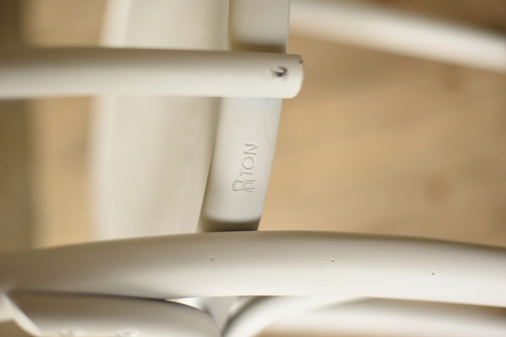 104594　No.18　311018　USED TON CHAIR　中古再塗装品