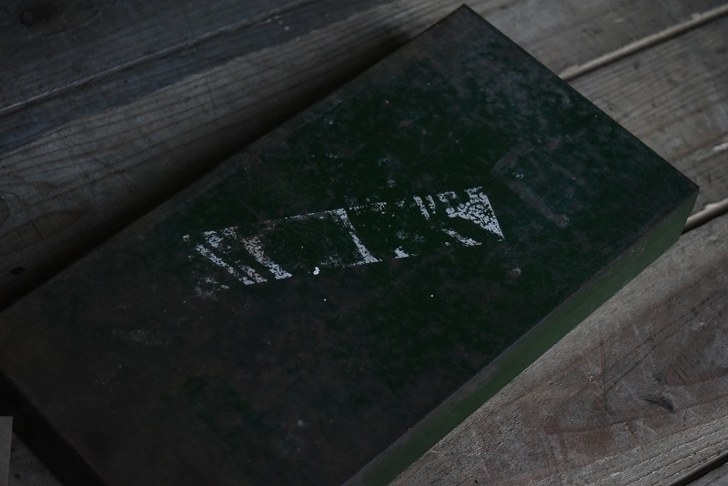 105142 ヴィンテージ 「SAVILLE」 BRITISH MADE アイアンボックス 箱 英国製