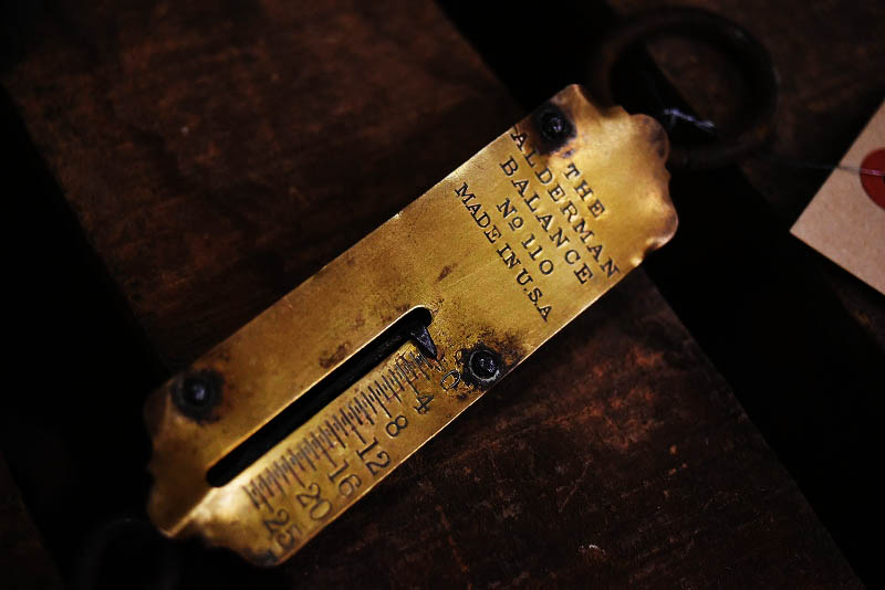 105331 ヴィンテージ 「THE ALDERMAN BALANCE」 バネ秤 計量器 吊り下げ式秤 スケール 真鍮製 ブラス 英国 MADE IN USA
