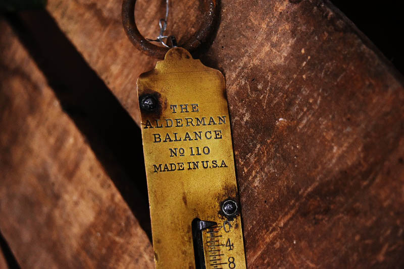 105331 ヴィンテージ 「THE ALDERMAN BALANCE」 バネ秤 計量器 吊り下げ式秤 スケール 真鍮製 ブラス 英国 MADE IN USA